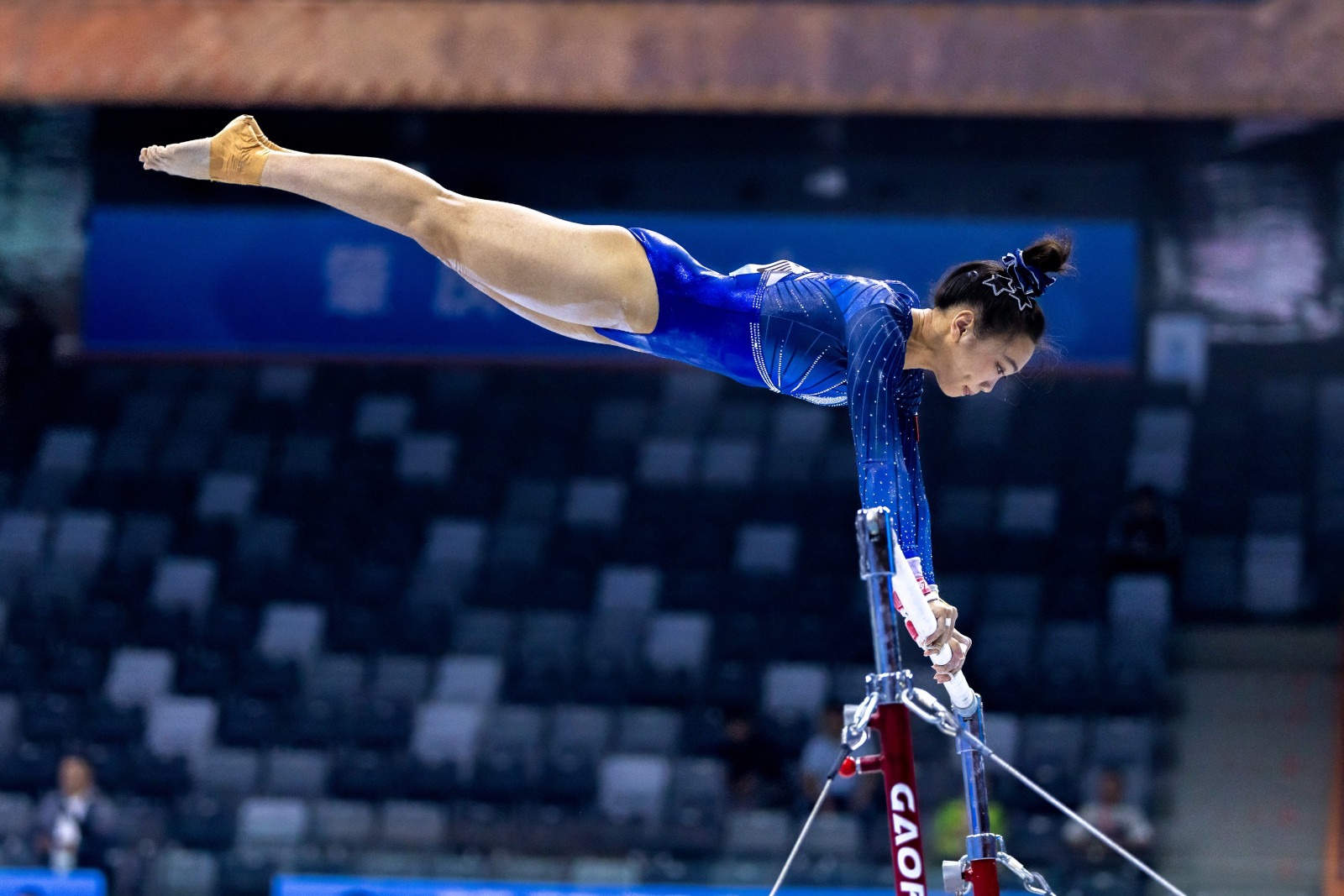 揭秘二八杠“出千”手段：注意那些频繁翻动牌面的小动作。（警惕二八杠作弊伎俩：留意频繁翻动牌面的细微动作）